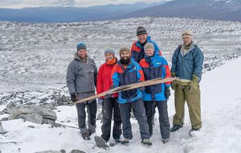 The entire archaeologist team gathered with the ski. From left: Dag Inge Bakke (Norwegian Mountain Centre), Mai Bakken (Norwegian Mountain Centre), Julian Post-Melbye (Museum of Cultural History), Øystein Rønning Andersen (Secrets of the Ice), Runar Hole (Secrets of the Ice). At the back: Espen Finstad (Secrets of the Ice).