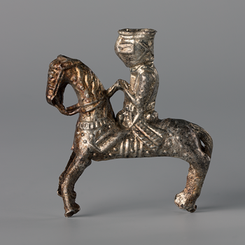 Denne ridderfiguren av tinn ble funnet under utgravningene for Follobanetunnellen i 2015. Den ble laget en gang mellom år 1250 og 1350.