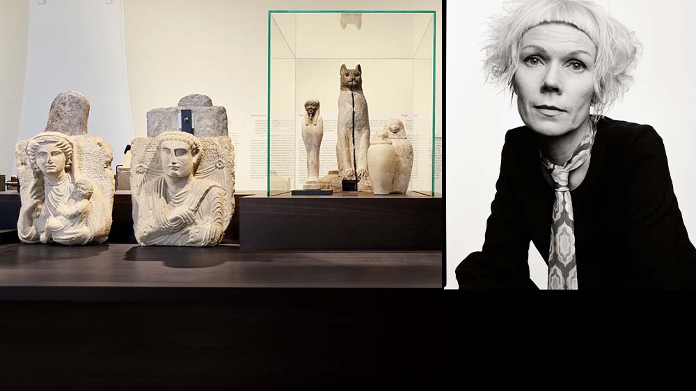 Gjenstander i en utstilling til venstre, til høyre et portrettbilde av en kvinne.