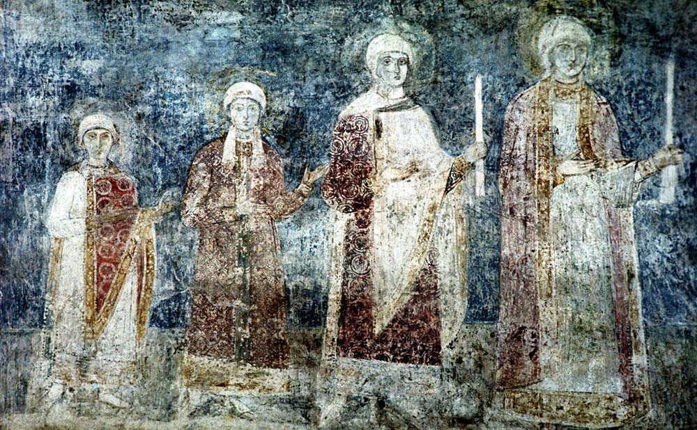 Freske med motiv av fire damer i lyse klær, mørk blå bakgrunn.
