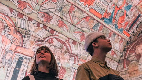 To unge personer som titter på en utstilling.
