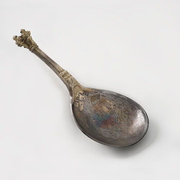 Most people did not set the table. Food was eaten directly from the pot and everyone kept track of their own spoon. Only the wealthy set the table with a white cloth, a small bread for each guest, and perhaps a silver spoon?&amp;#160; Silver spoon, Storhamar, Hamar, Innlandet county, Norway. 1500s.