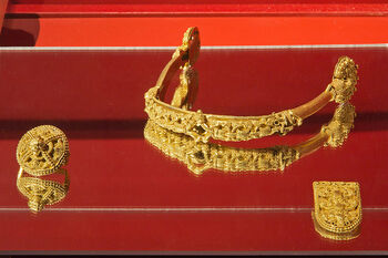 Gold ,Artifact ,Art ,Natural material ,Metal.