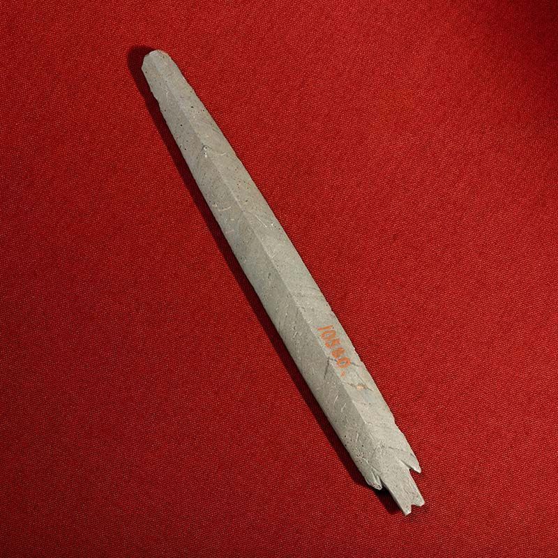 Arrowhead made of slate: In the New Stone Age, hunters used a variety of stone types. New techniques made it possible to make arrows with more intricate shapes. In the high mountains, we find large, beautiful arrowheads of slate. The soft slate was easy to form into their characteristic slender shape. Found in Ringsaker, Norway. C10580.