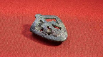 Falconry was the sport of the aristocracy. Only a very few Viking graves contain the remains of falcons or hawks, but those that do are extremely rich. Falcons are depicted on weapon gear, coins, and runestones, and were symbols of a warrior aristocracy. A falcon decorated the bottom part of a sword scabbard, a ferrule, from Løiten in Norway. The sword’s owner may have belonged to a special group of elite warriors. C36462.