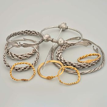 Gold and silver ornaments from the Vulu treasure. Observe how the rings are cleverly "crocheted" from thin gold threads and have an almost supernatural shine. It’s perhaps not surprising that the Vikings believed that goldsmiths had divine abilities.