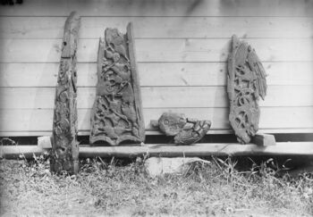 Parts of the stem post (stempost, "tigelen," and serpent head) and railing decoration ("brandr") from the ship.&amp;#160;