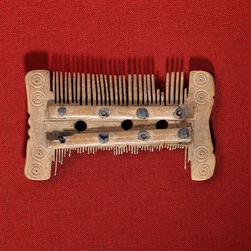 Close up of one of the combs from the Middle Ages that was found in Oslo, Norway. Antlers from reindeer, deer and elk were good material for combs. C60005.