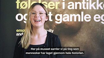 Bildet kan inneholde: tekst, font, bildetekst, smil, photography.