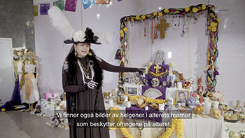 Bildet kan inneholde: gul, tekstil, fotografi, hvit, har.