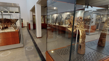 Deler av et utstillingsrom, montre viser gjenstander fra vikingtiden.