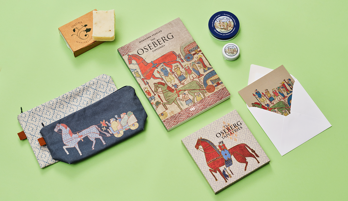 Toalettmapper, såpe og kort med motiv fra middelalder og vikingtid