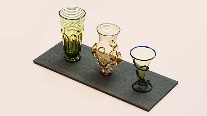 Tre glass i grønnlige farger står på rad