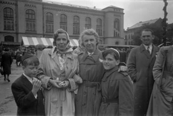 Danskehjelpens utdeling på Tulinløkka, med torgboder i bakgrunnen. 17.&amp;#160;mai&amp;#160;1945.