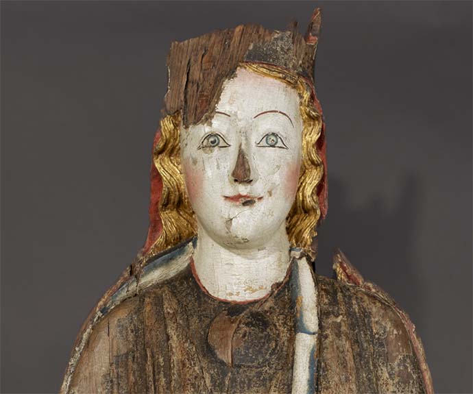 Figur i malt tre av en kvinne
