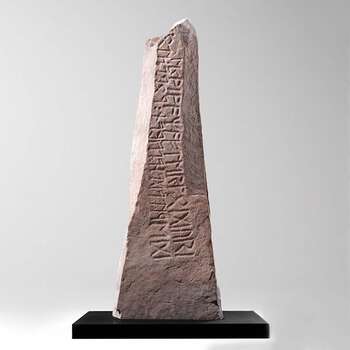 Tunesteinen er en runestein fra ca. 400 e.Kr. Dette er et av de eldste minnesmonumentene fra norsk historie, og Norges eldste arvedokument. Fra Sarpsborg i Østfold. C2092. 3D-rendering av Letizia Bonelli/Kulturhistorisk museum