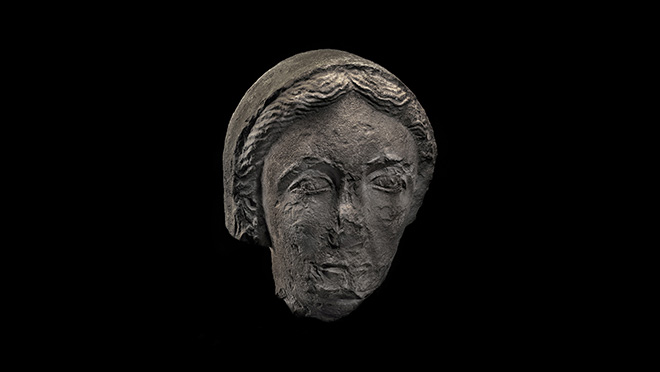 En skulptur av hodet til en eldre kvinne
