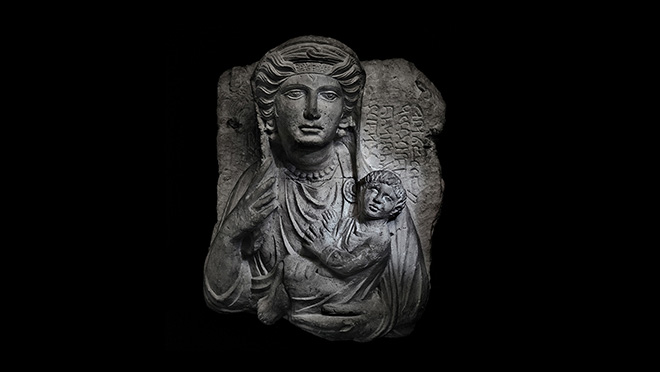 En reliff, eller en skulptur, av en mor og en liten sønn