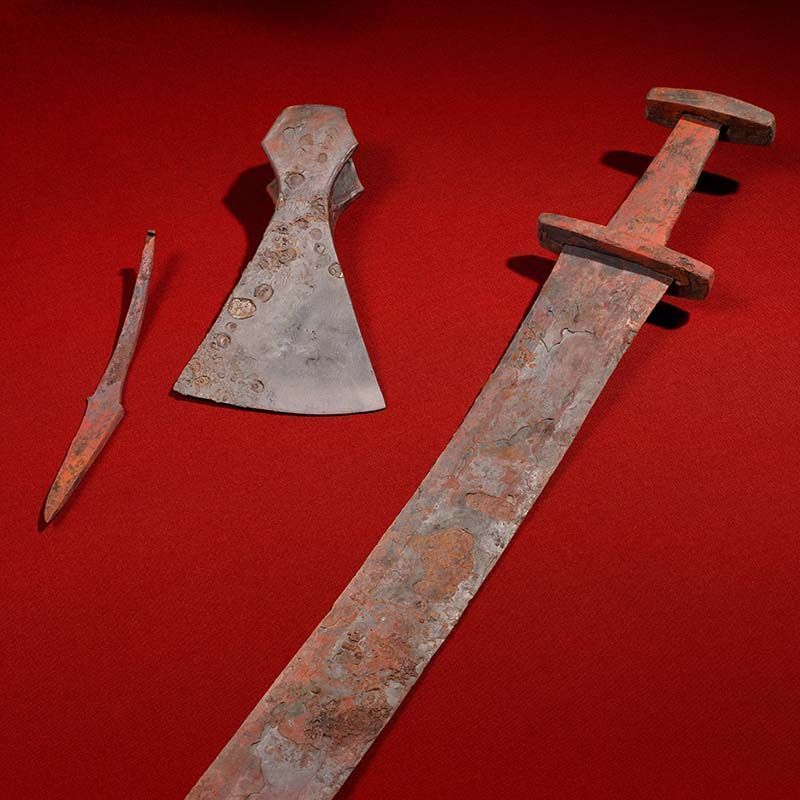 Flere gjenstander som ble funnet i gravfunnet i Grimsdalen. C59044, C59045.