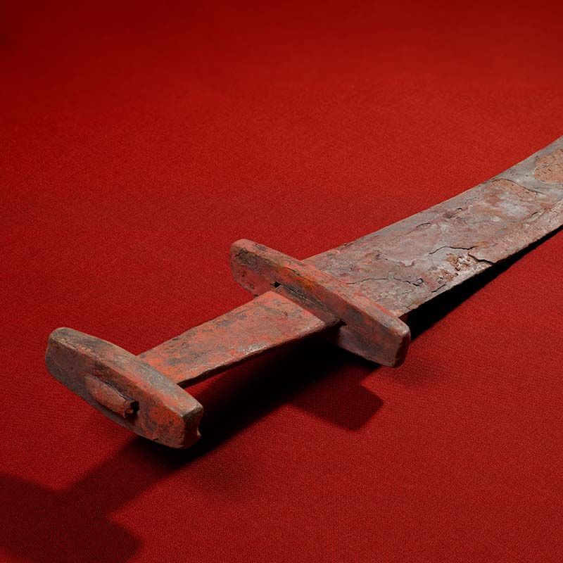 Nærbilde av et 1100 år gammelt sverd. Dette ble funnet i et gravfunn fra vikingtiden i Grimsdalen. C59045.