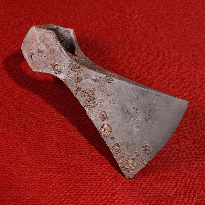Dette øksehodet er 1100 år gammelt. Dette var del av gravfunnet fra vikingtiden som ble funnet i Grimsdalen. C59044.