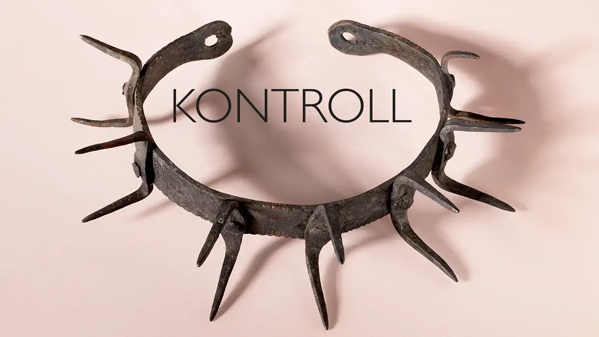 Et rom med ulike gjenstander knyttet til dyr, i bakgrunnen står et skjelett av en ku.