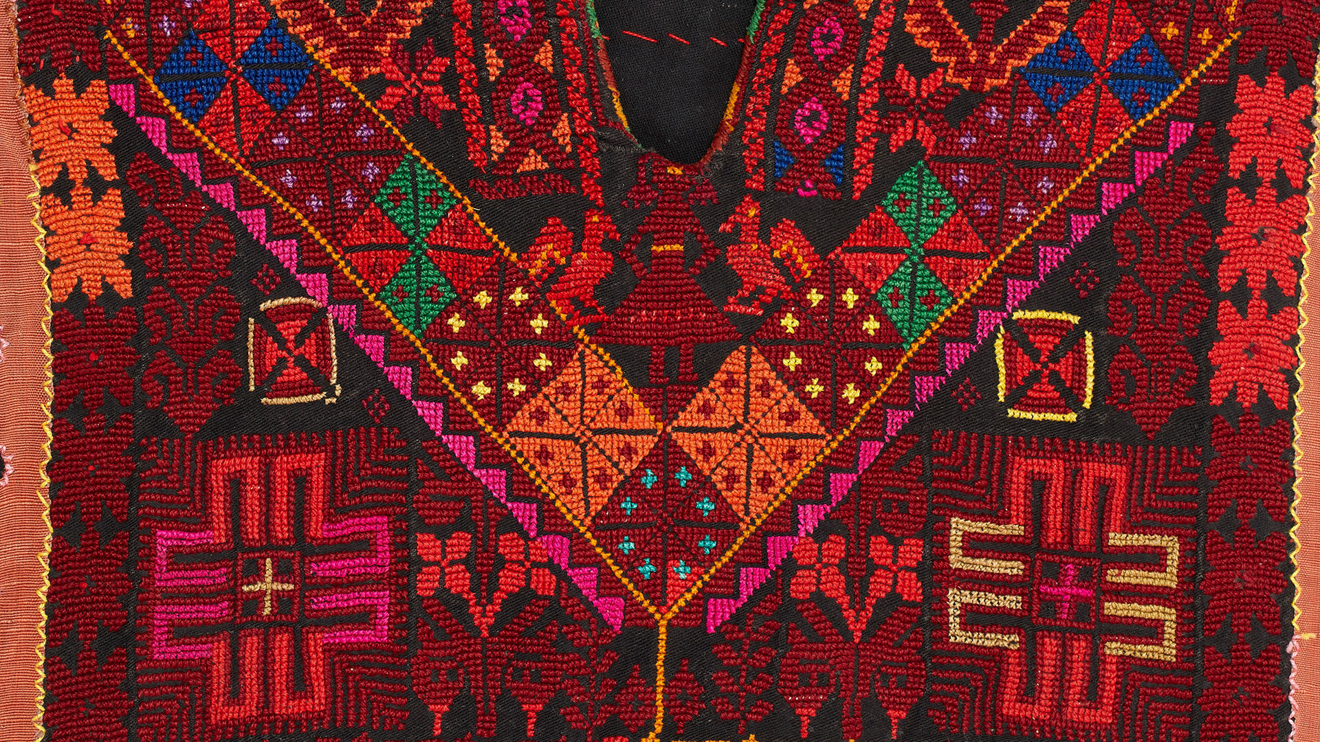 Nærbilde av broderi på en palestinsk drakt.
