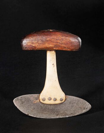 En ulu er en universalkniv som tradisjonelt brukes av kvinner.&amp;#160;UEM15626