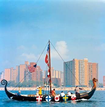 Norseman (Leif Ericson Viking Ship, Inc.) fra Philadelphia, &amp;#160;i New York for å&amp;#160;markere 1000-årsjubileet for vikingenes oppdagelse av Nord-America, 2000 /&amp;#160;Norseman(Leif Ericson Viking Ship, Inc.) of Philadelphia, &amp;#160;in New York to celebrate the 1000 year jubilee of the Norse discovery of North America, USA 2000
