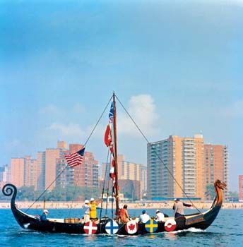 Norseman (Leif Ericson Viking Ship, Inc.) fra Philadelphia, &amp;#160;i New York for å&amp;#160;markere 1000-årsjubileet for vikingenes oppdagelse av Nord-America, 2000 /&amp;#160;Norseman(Leif Ericson Viking Ship, Inc.) of Philadelphia, &amp;#160;in New York to celebrate the 1000 year jubilee of the Norse discovery of North America, USA 2000