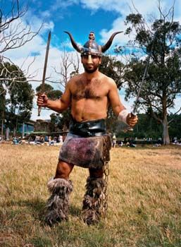 Spansk viking med hodeskallehjelm. &amp;#160;Catoira, Spania /&amp;#160;Spanish Viking. Catoira, Spania.