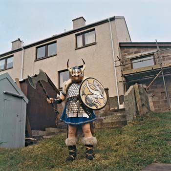 Bruce Leask, &amp;#160;Up-Helly-Aa s Guizer-jarl 2001 &amp;#160;med kostyme fra 1985, foran huset sitt i Lerwick, Shetland /&amp;#160;Bruce Leask, Up-Helly-Aas Guizer-jarl 2001 with costume from 1985, &amp;#160;in front of his house in Lerwick, Shetland