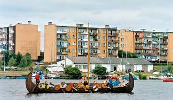 Vikingskipet &amp;#160;Jomsborg &amp;#160;eid av Jomsborg Viking Hird, en kopi av Gokstadskipet i 2/3-størrelse med plass til 25 personer. Wolin, Polen, 2001 /&amp;#160;The Vikingship Jomsborg &amp;#160;owned by the Jomsborg Viking Hird, is a smaller copy of the Gokstad Ship with room for 25 persons. Wolin, Poland 2001