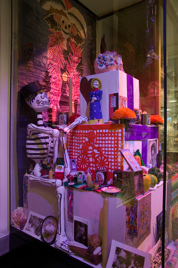 Bildet kan inneholde: lilla, kunst, magenta, vitrine, utstillingsvindu.