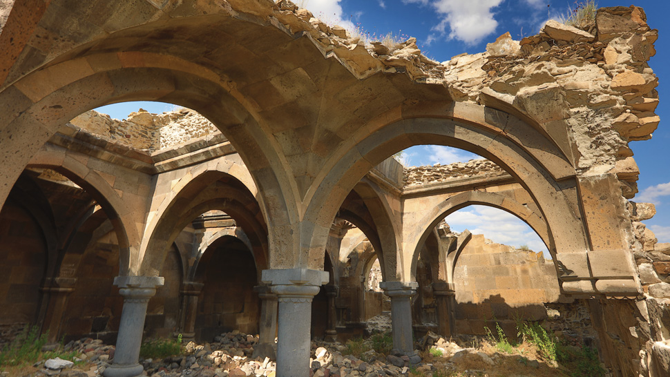 Photo of an arched building in the ruined city of Ani