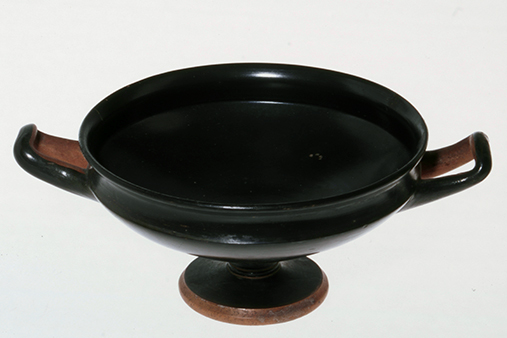 En svart keramikkkrukke med stett og hanker.