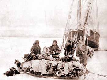 Bildet kan inneholde: mennesker, fotografi, båt, vannfartøy, mast.