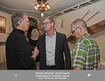 skjorte ,bilderamme ,synsomsorg ,frakk ,briller.