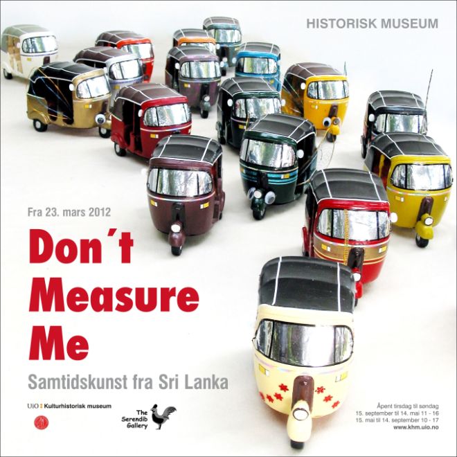 Plakat med små biler i ulike farger og teksten "Don't Measure Me" i rødt.