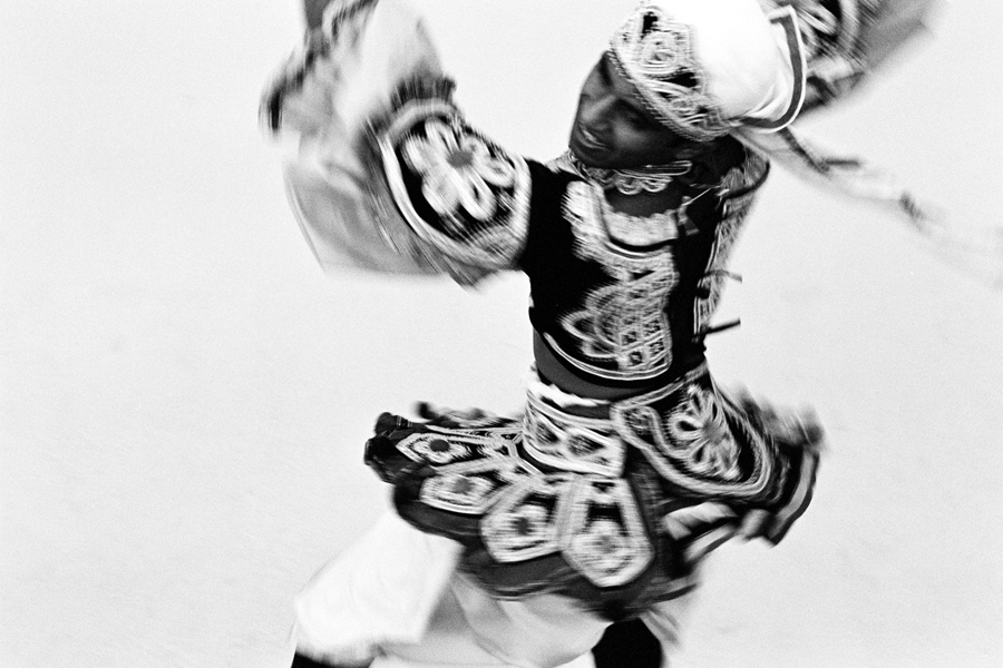 Bildet kan inneholde: stil, håndledd, sports utstyr, monokrom fotografering, visuell kunst.