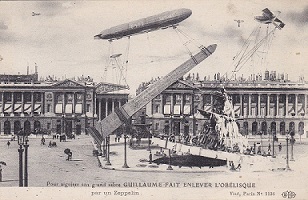 Bilde fra utstillingen: en zeppelin løfter en obelisk 