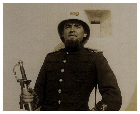 Svart-hvitt bilde av en mann i uniform.