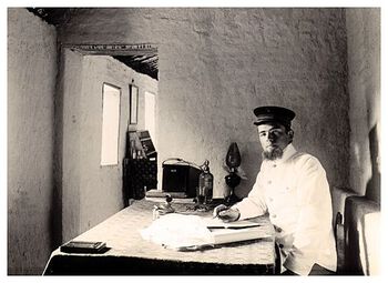24 år gammel satt Kjelstrup alene som sivil administrator og militær kommandant for et område på størrelse med Danmark. Territoriet måtte patruljeres til fots og alle skjema skulle håndskrives i fire eksemplarer. Den unge offiseren håpet skjegget ville gi ham et nyttig, eldre utseende. Gjengitt med tillatelse av familien Kjelstrup. Ingen kopiering uten samtykke.