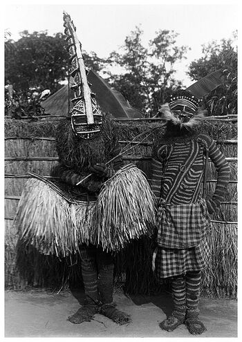 Slike masker brukes ved gutters pubertetsritualer blant folkegrupper i Angola, Kongo og Zambia. Chikuza (karakteren til venstre) er den viktigste ånden i seremonien og skaper fruktbarhet. Chizaluke (til høyre) er en dansemaske som kan representere ”den gale”. På Kjelstrups fotografi ser vi hele kostymer, mens museene oftest bare stiller ut selve maskene. Gjengitt med tillatelse av familien Kjelstrup. Ingen kopiering uten samtykke.