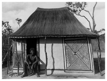 Kjelstrup stanset opp og tok dette bildet under en jakt på en slavekaravane.
Landsbyen lå på vannskillet mellom elvene Kongo og Zambezi. Mange folkegrupper dekorerte med geometriske mønstre. De kan ha symbolsk betydning under overgangsritualer. Gjengitt med tillatelse av familien Kjelstrup. Ingen kopiering uten samtykke.