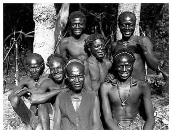 Finn Kjelstrup hadde ofte kontakt med Chokwe-folket. De var kommet over grensa fra Portugisisk Vestafrika (Angola) på slutten av 1800-tallet, og hadde underlagt seg den lokale befolkningen. De er særlig kjent for treskjærerkunst. Gjengitt med tillatelse av familien Kjelstrup. Ingen kopiering uten samtykke.