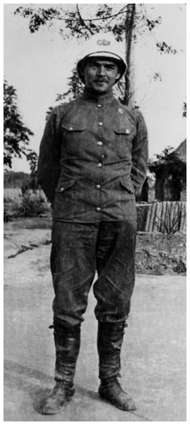 Bildet kan inneholde: hode, hvit, militær person, militæruniform, erme.