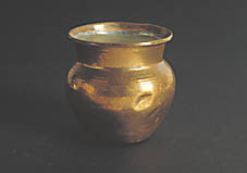 Bildet kan inneholde: vase, metall, glass, messing, gjenstand.