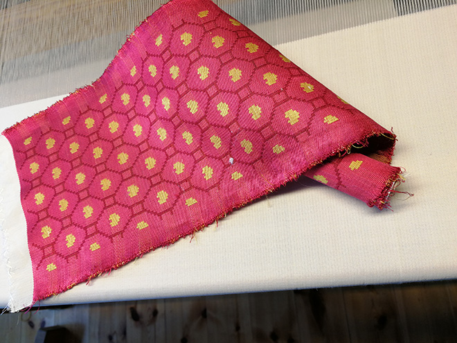 Bildet kan inneholde: tekstil, rød, rosa, mønster, magenta.