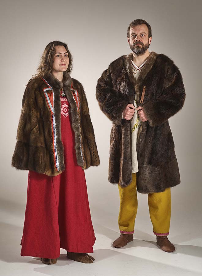 En mann og en kvinne har på seg vikingklær.